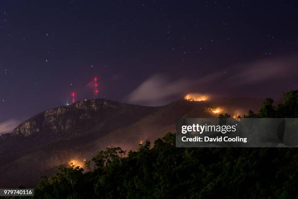 burning hills at night, townsville, queensland, australia - burning bush stock-fotos und bilder