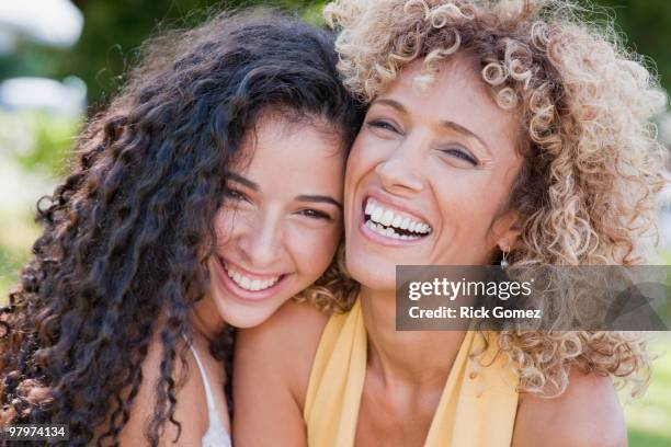 israeli mother and daughter laughing - 2 girls photos et images de collection
