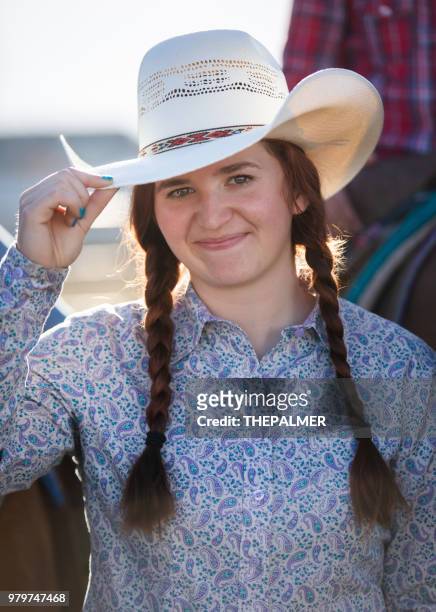 cowgirl verzierungen ihr hut - cowgirl hairstyles stock-fotos und bilder