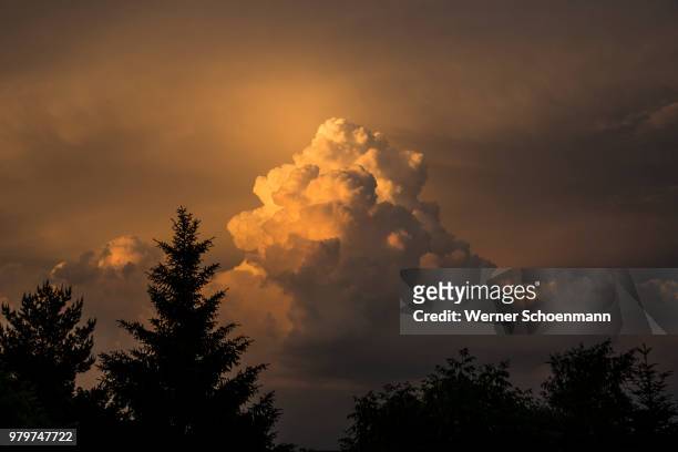 gewitterwolken - gewitterwolken stockfoto's en -beelden