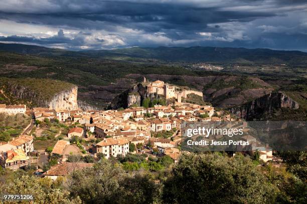 elevated view of village, alquezar, aragon, spain - huesca province stock pictures, royalty-free photos & images