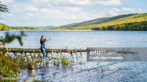 chica adolescente hacer selfie en el lago de mauch chunk en poconos, pennsylvania - alex potemkin or krakozawr fotografías e imágenes de stock