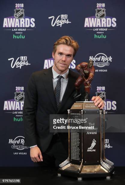 Connor McDavid of the Edmonton Oilers poses with the Ted Lindsay Award given to the most outstanding player as voted by the NHLPA at the 2018 NHL...