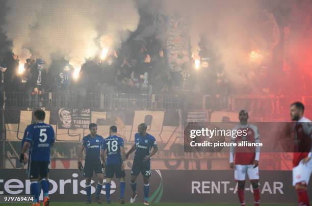 March 2018, Mainz, Germany: Bundesliga football, 1. FSV Mainz 05 vs FC Schalke 04 at the Opel Arena. Shalke players celebrate after the goal for 1:0...