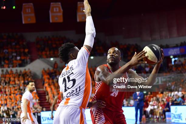 Ali Traore of Monaco and Wilfried Yeguete of Le Mans during match 4 of the Jeep Elite final between Le Mans and Monaco on June 20, 2018 in Le Mans,...