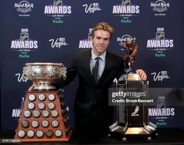 Connor McDavid of the Edmonton Oilers poses with the Ted Lindsay Award given to the most outstanding player as voted by the NHLPA at the 2018 NHL...