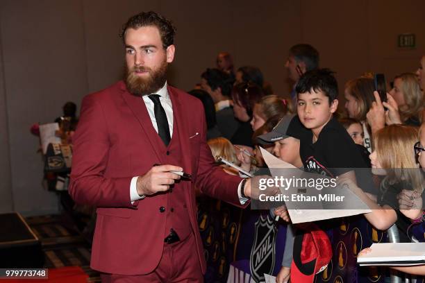 Ryan O'Reilly of the Buffalo Sabres signs autographs for fans as he arrives at the 2018 NHL Awards presented by Hulu at the Hard Rock Hotel & Casino...