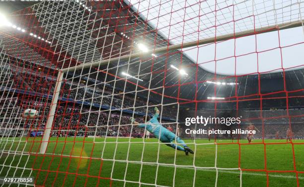 March 2018, Munich, Germany: Bundesliga football, Bayern Munich vs Hamburg SV at the Allianz Arena. Hamburg goalie Christian Mathenia is unable to...