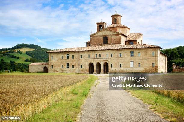 old monastery with hills in background, barco ducale, sant'angelo in vado, urbania, marche, italy - barco photos et images de collection