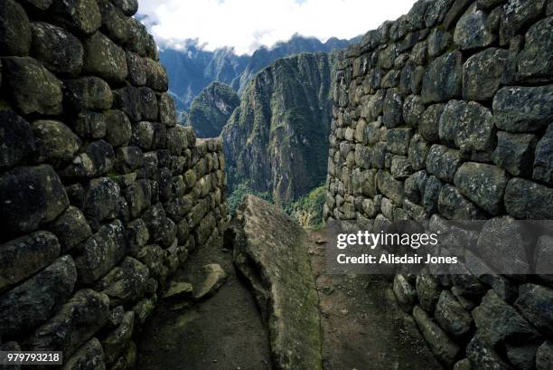 stone walls of incan ruins, machu picchu, peru - ruinas incas de machu picchu fotografías e imágenes de stock