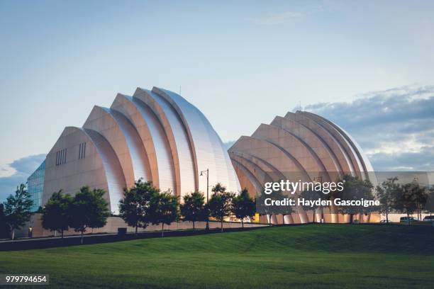 kauffman center for the performing arts, kansas city, missouri, usa - kansas city missouri stockfoto's en -beelden