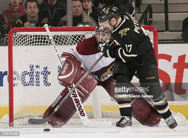 Toby Petersen of the Dallas Stars tries to redirect a puck into the goal against Jason LaBarbera of the Phoenix Coyotes on March 21, 2010 at the...