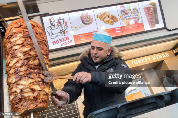 February 2018, Sout Korea, Pyeongchang: Olympics: A food vendor sells doner kebap at a food stand near the Olympic venues. Photo: Peter Kneffel/dpa