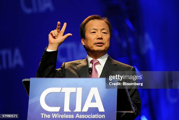 Shin, president of mobile communications for Samsung Electronics Co., speaks at the CTIA Wireless conference in Las Vegas, Nevada, U.S., on Tuesday,...