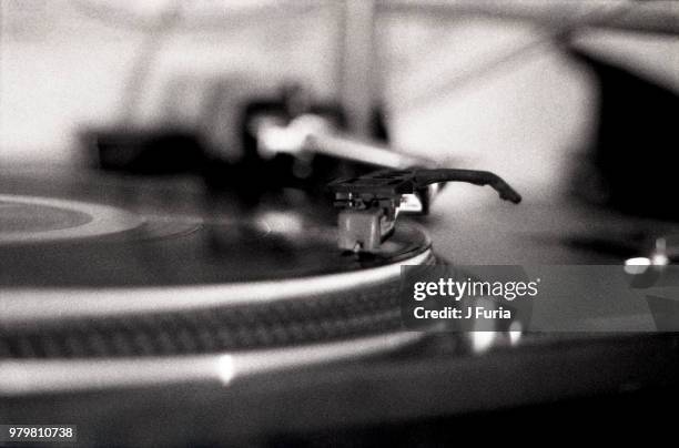 technics turntable. shot on 35mm b/w film - technicus stock-fotos und bilder