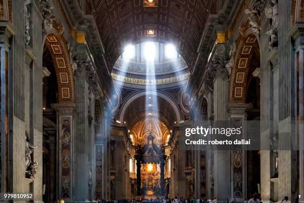 luce in s.pietro1 - vatican photos et images de collection