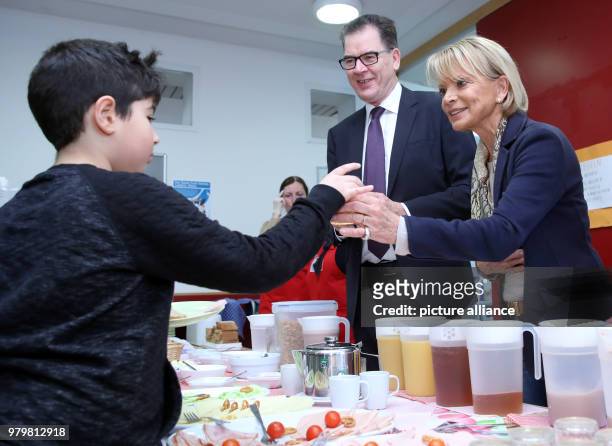 March 2018, Berlin: Federal Development Minister Gerd Mueller and actress Uschi Glas supporting the association brotZeit e.V. During distribution of...