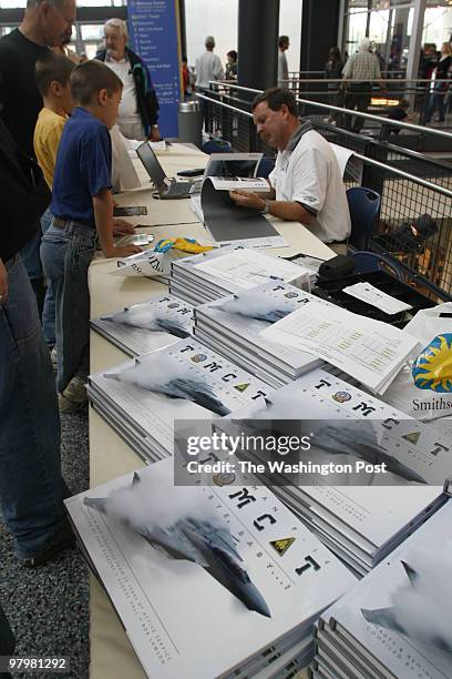 By Dayna Smith/twp SUBJECT: The F-14, the fighter plane that Navy pilots flew for three decades is "retired" at a ceremony at the Udvar-Hazy Center...