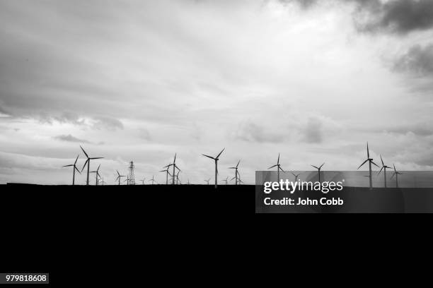 silhouettes of wind turbines, scotland, uk - windkraftanlage mit horizontaler rotationsachse stock-fotos und bilder