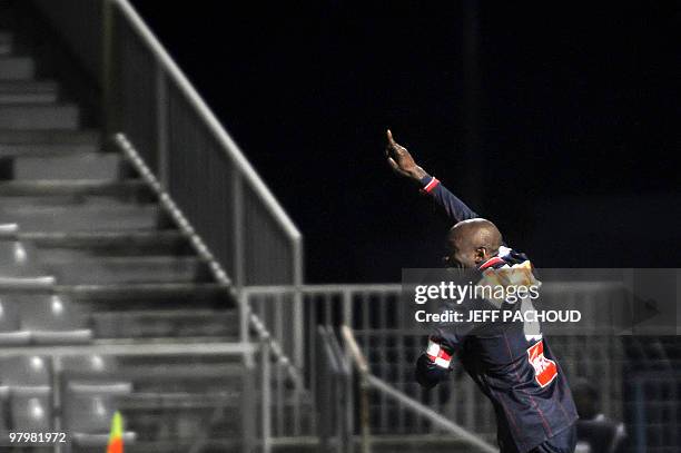 Paris' French middfielder Claude Makelele celebrates after he scored the final goal during the penalty shoutouts of the French Cup football match...