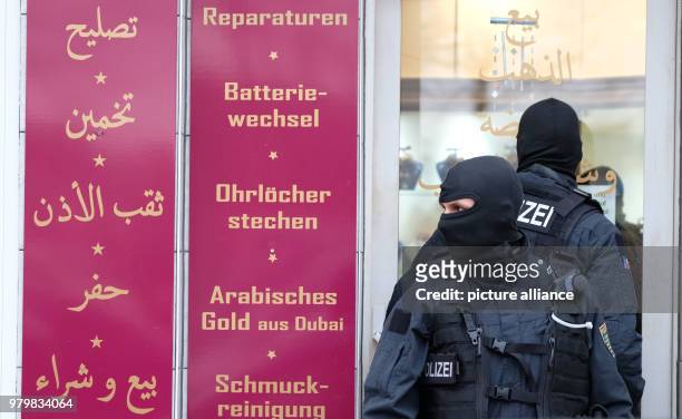 March 2018, Germany, Leipzig: SWAT police officers stand in front of a shop on Leipzig's Eisenbahnstrasse during a large scale police operation...