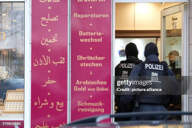 March 2018, Germany, Leipzig: SWAT police officers stand in front of a shop on Leipzig's Eisenbahnstrasse during a large scale police operation...