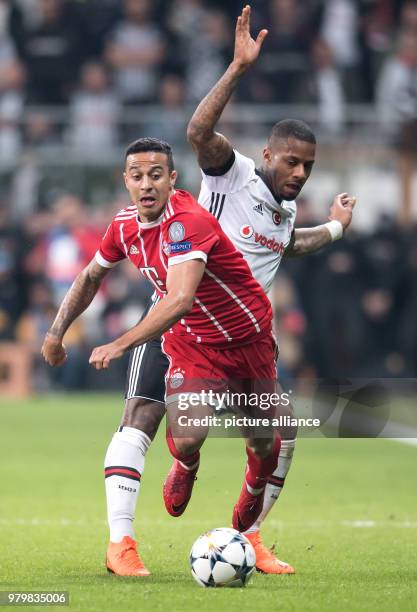 Dpatop - Bayern's Thiago Alcantara and Besiktas' Jeremain Lens vie for the ball during the UEFA Champions League round of 16 second leg soccer match...