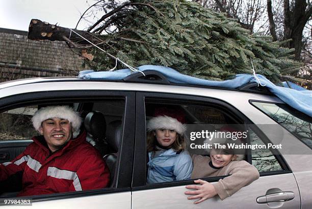 Dec. 11, 2005 Slug: FX-tree assignment St. Mary's Church Burke, VA Photographer: Gerald Martineau Knights of Columbus sell X-Mas trees Davis Solis,...