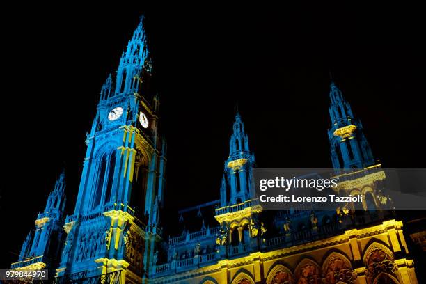 illuminated rathaus at night, vienna, austria - vienna city hall - fotografias e filmes do acervo