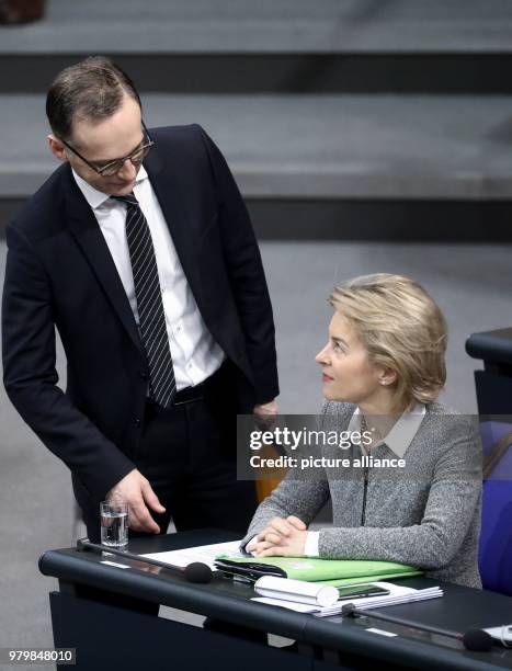 Dpatop - German Defence Minister Ursula von der Leyen shakes talks to German Foreign Minister Heiko Maas during a session of the German parliament at...