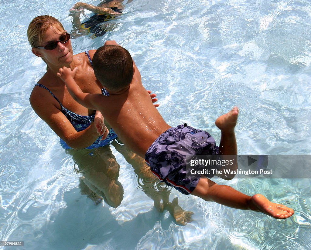 PW/SPLASH 9/2/04 BY: MARGARET THOMAS TWP MANASSAS, VA/SPLASH
