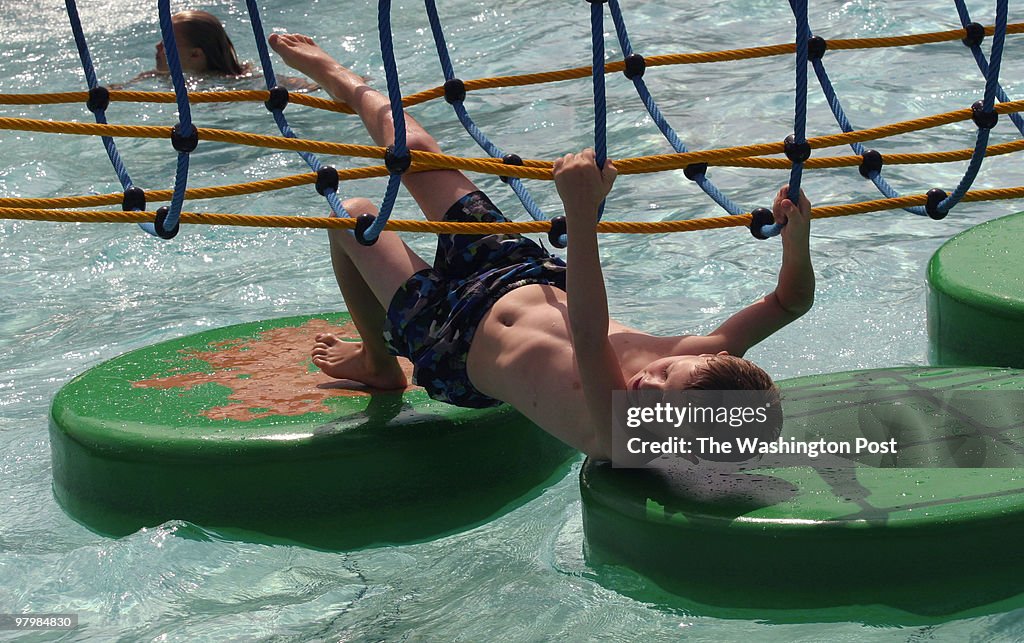 PW/SPLASH 9/2/04 BY: MARGARET THOMAS TWP MANASSAS, VA/SPLASH