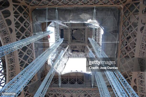 torre eiffel 1 - torre eiffel stock pictures, royalty-free photos & images