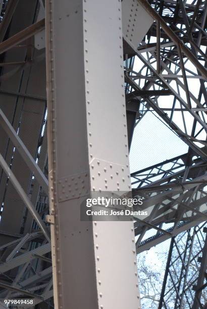 torre eiffel 2 - torre eiffel stock pictures, royalty-free photos & images