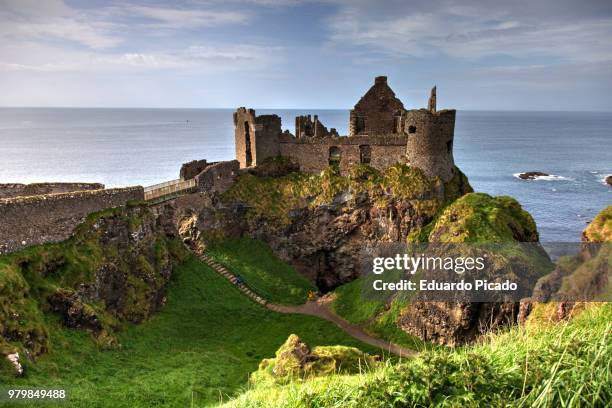 dunluce castle - dunluce castle stockfoto's en -beelden