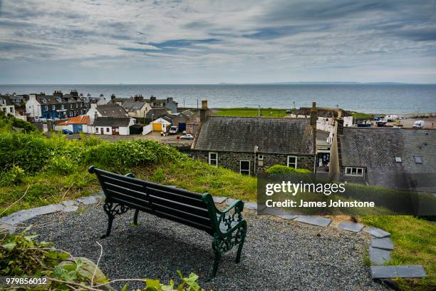 empty bench overlooking fishing village and port william, dumfries and galloway, scotland, uk - verwaltungsbehörde dumfries and galloway stock-fotos und bilder