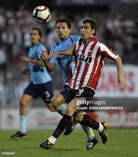 Argentina's Estudiantes de la Plata forward Mauro Boselli vies for the ball with Bolivia's Bolivar defender Ronald Rivero during their Copa...