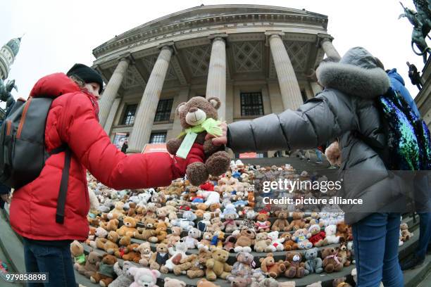 Dpatop - A memorial made out of 740 teddy bears built by schoolchildren on the stairs of the Konzerthaus on the Gendarmenmarkt square in Berlin,...