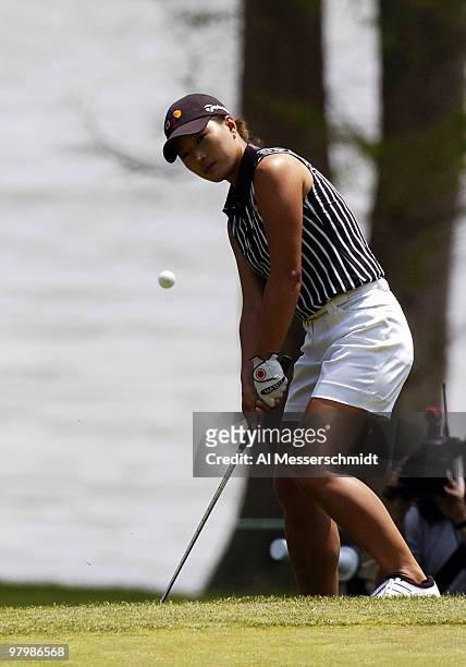 Se Ri Pak chips on the 16th hole to win the LPGA Michelob Ultra Open in Williamsburg, Virginia, May 9, 2004.