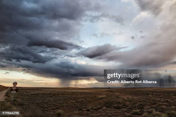 nubes de tormenta - tormenta stock pictures, royalty-free photos & images