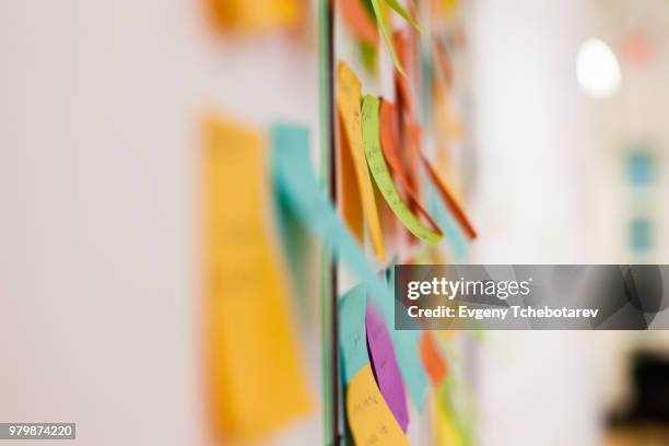 multicolored sticky notes on whiteboard - post it foto e immagini stock