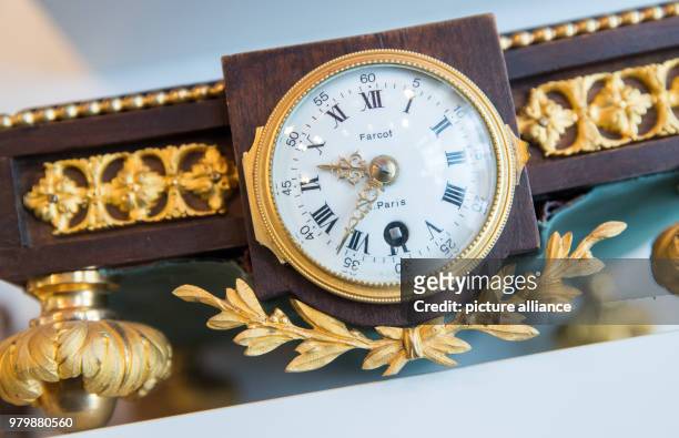 Schleswig-Holstein, Lübeck: Eine französische Tischuhr aus der Zeit um 1880 gehört zur Sammlung voll funktionstüchtiger antiker Uhren die...