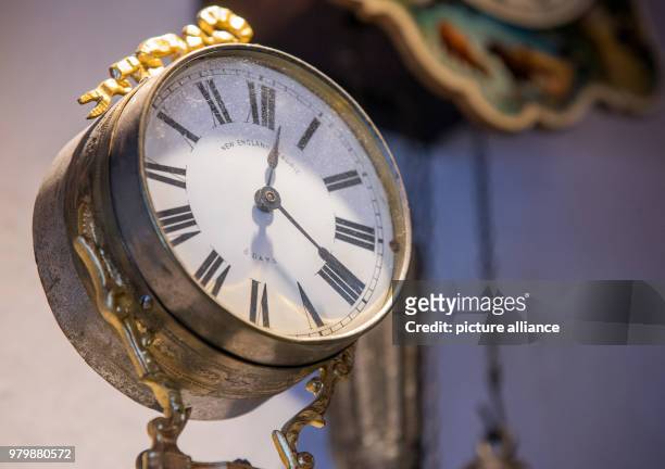 Schleswig-Holstein, Lübeck: Eine Standuhr aus Neuengland gehört zur Sammlung voll funktionstüchtiger antiker Uhren die Uhrmachermeister Norbert...