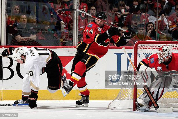 Craig Conroy of the Calgary Flames skates against Corey Perry of the Anaheim Ducks on March 23, 2010 at Pengrowth Saddledome in Calgary, Alberta,...