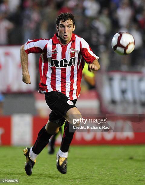 Mauro Boselli of Argentina's Estudiantes in action during their 2010 Copa Libertadores soccer match against Bolivar at Centenario stadium on March...