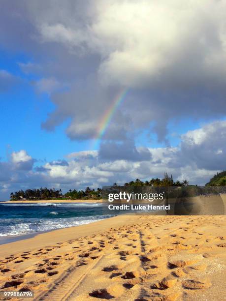 rainbow over beach - rainbow beach stockfoto's en -beelden