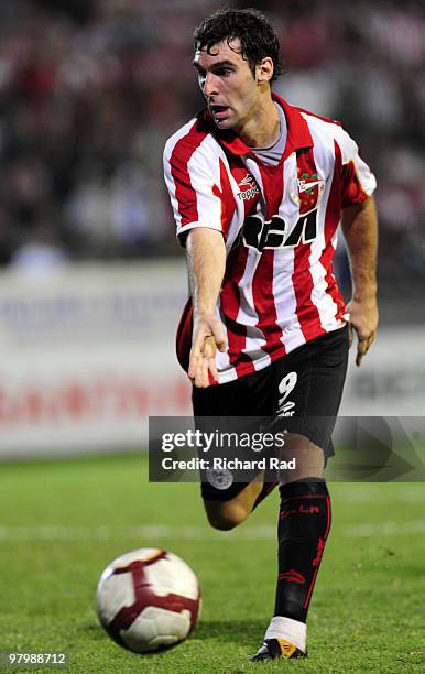 Mauro Boselli of Argentina's Estudiantes in action during their 2010 Copa Libertadores soccer match against Bolivar at Centenario stadium on March...