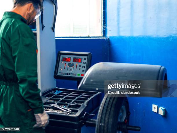 hombre mecánico trabajando en máquina de equilibrio - tubo neumático fotografías e imágenes de stock