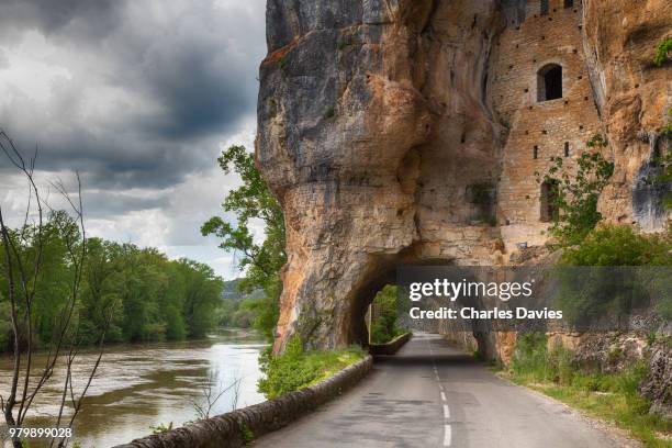 riverside road through cliff fort, cahors, france - occitanie stock-fotos und bilder