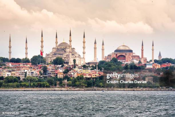 hagia sophia and sultan ahmed mosques, istanbul, turkey - hagia sophia imagens e fotografias de stock